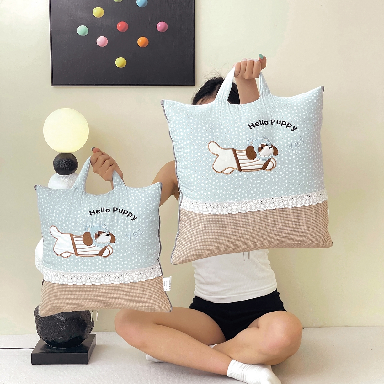 91家纺网 家纺一手货源 找家纺 伊可爱抱枕被 2026新款四季款锦小棉仿棉蕾丝贴布绣抱枕被 锦小绵-浅蓝