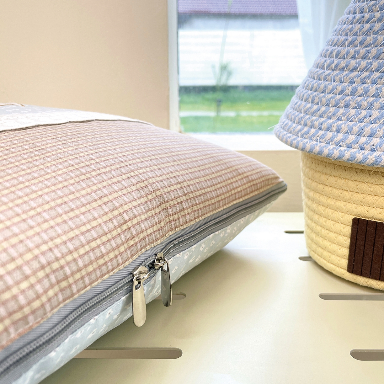 91家纺网 家纺一手货源 找家纺 伊可爱抱枕被 2026新款四季款锦小棉仿棉蕾丝贴布绣抱枕被 锦小绵-浅蓝