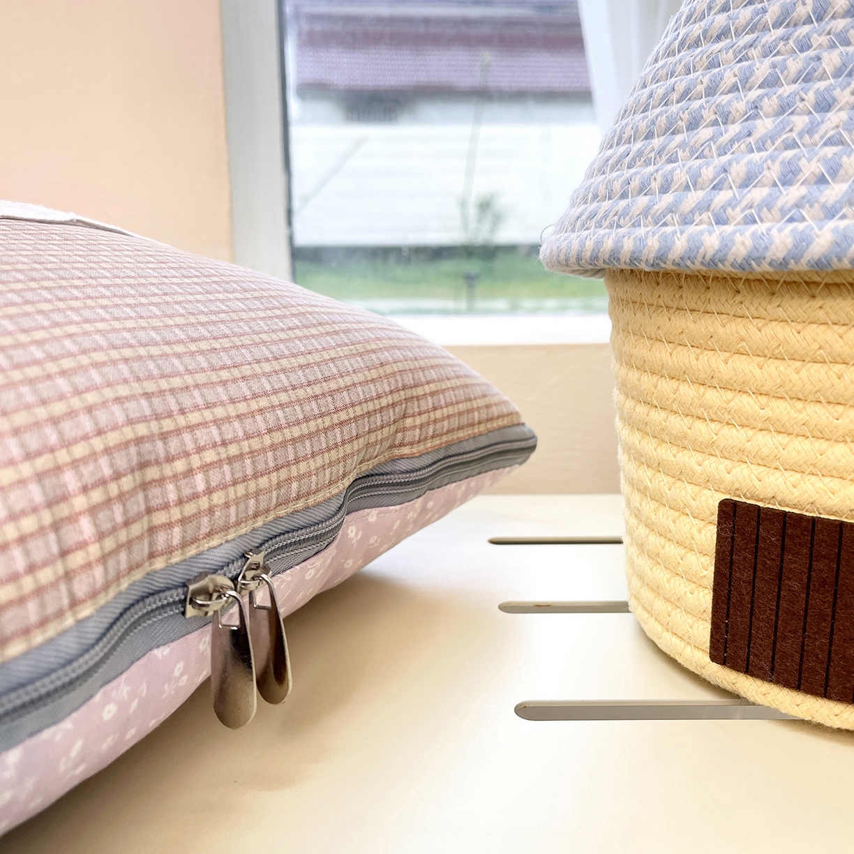 91家纺网 家纺一手货源 找家纺 伊可爱抱枕被 2026新款四季款锦小棉仿棉蕾丝贴布绣抱枕被 锦小绵-紫粉