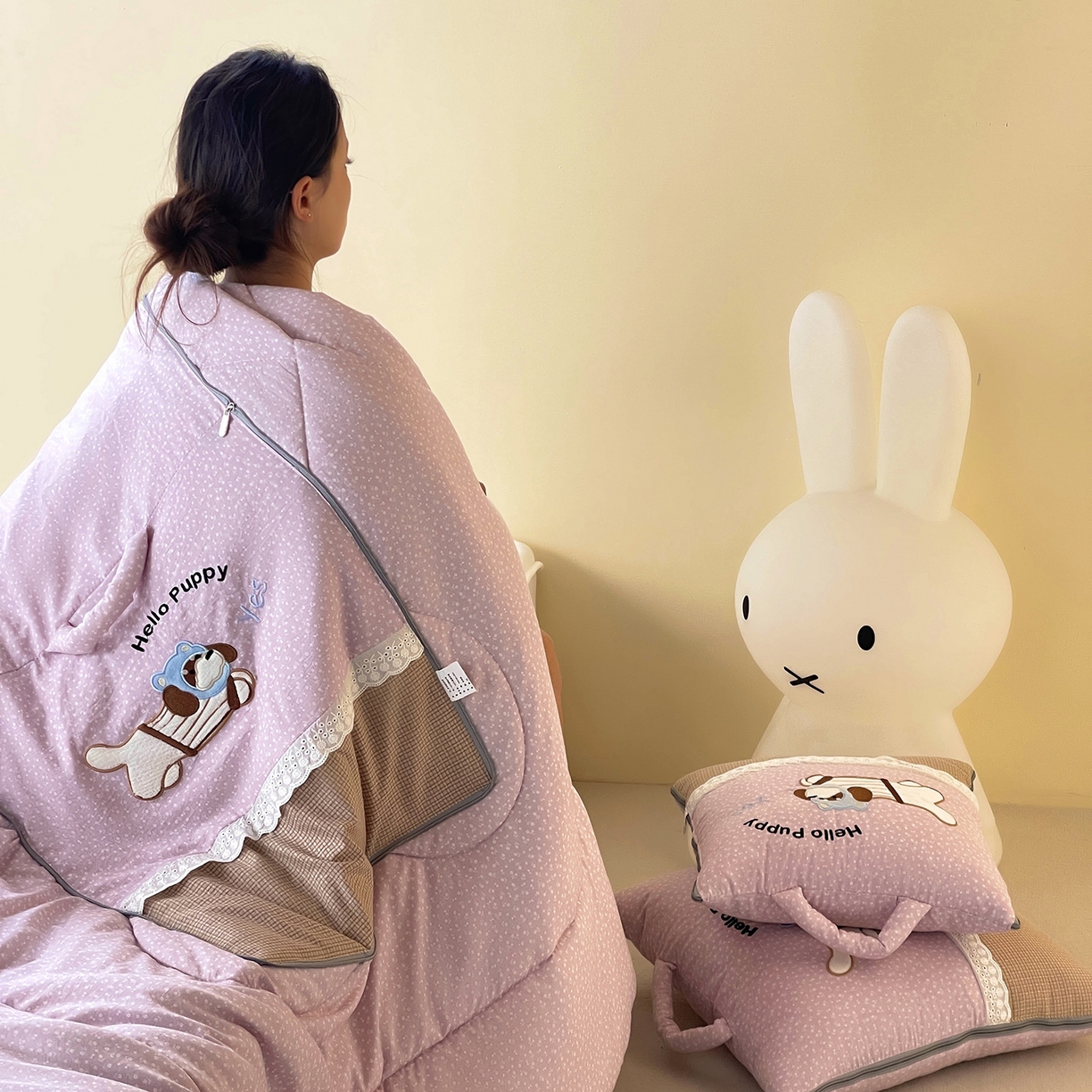 91家纺网 家纺一手货源 找家纺 伊可爱抱枕被 2026新款四季款锦小棉仿棉蕾丝贴布绣抱枕被 锦小绵-紫粉