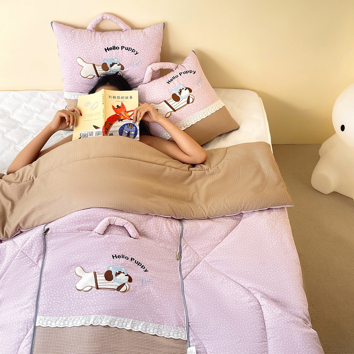 91家纺网 家纺一手货源 找家纺 伊可爱抱枕被 2026新款四季款锦小棉仿棉蕾丝贴布绣抱枕被 锦小绵-紫粉