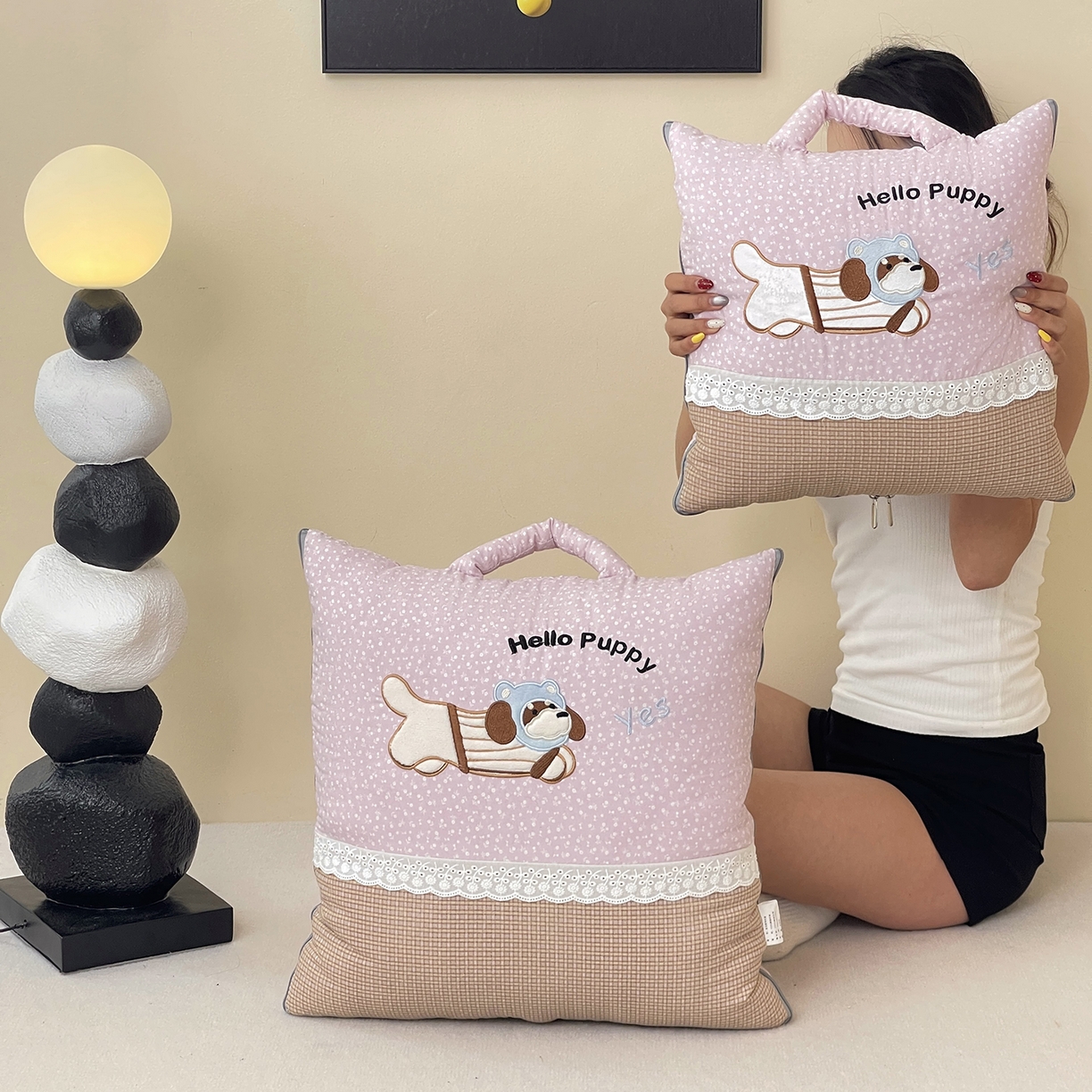 91家纺网 家纺一手货源 找家纺 伊可爱抱枕被 2026新款四季款锦小棉仿棉蕾丝贴布绣抱枕被 锦小绵-紫粉