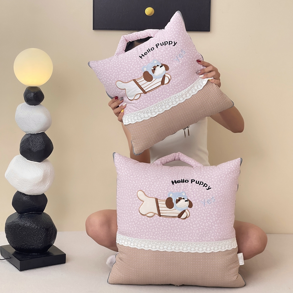 91家纺网 家纺一手货源 找家纺 伊可爱抱枕被 2026新款四季款锦小棉仿棉蕾丝贴布绣抱枕被 锦小绵-紫粉