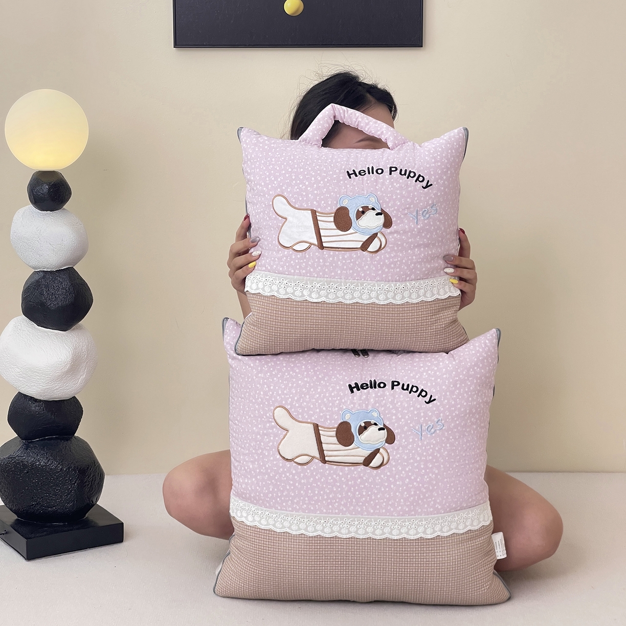 91家纺网 家纺一手货源 找家纺 伊可爱抱枕被 2026新款四季款锦小棉仿棉蕾丝贴布绣抱枕被 锦小绵-紫粉