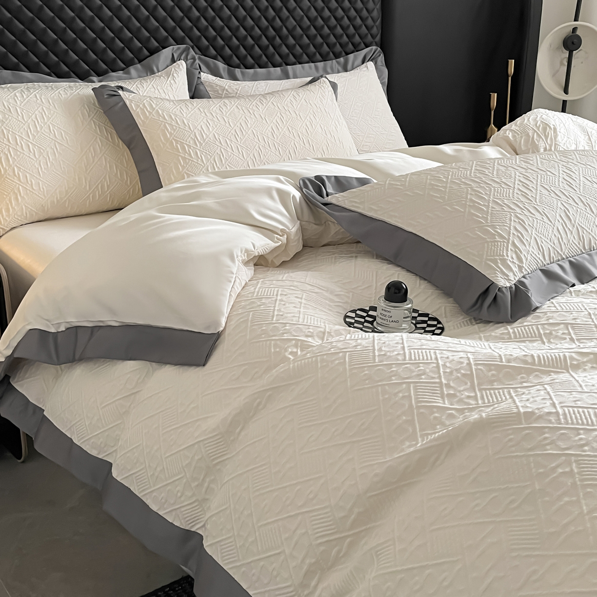 91家纺网 家纺一手货源 找家纺 澳梵家居 2026新款A类法式立体浮雕双层提花水洗冰丝四件套 卢浮宫-暖白