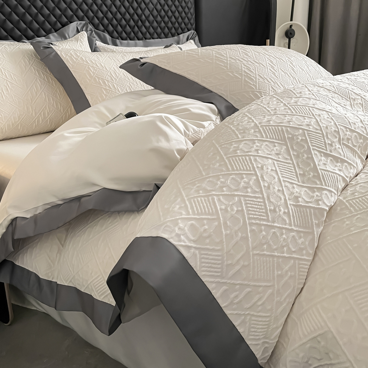 91家纺网 家纺一手货源 找家纺 澳梵家居 2026新款A类法式立体浮雕双层提花水洗冰丝四件套 卢浮宫-暖白