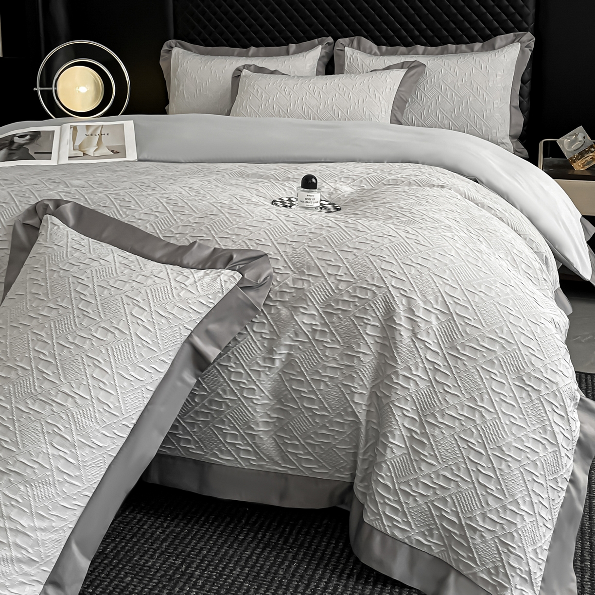 91家纺网 家纺一手货源 找家纺 澳梵家居 2026新款A类法式立体浮雕双层提花水洗冰丝四件套 卢浮宫-浅灰