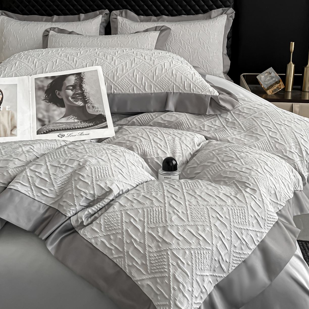 91家纺网 家纺一手货源 找家纺 澳梵家居 2026新款A类法式立体浮雕双层提花水洗冰丝四件套 卢浮宫-浅灰