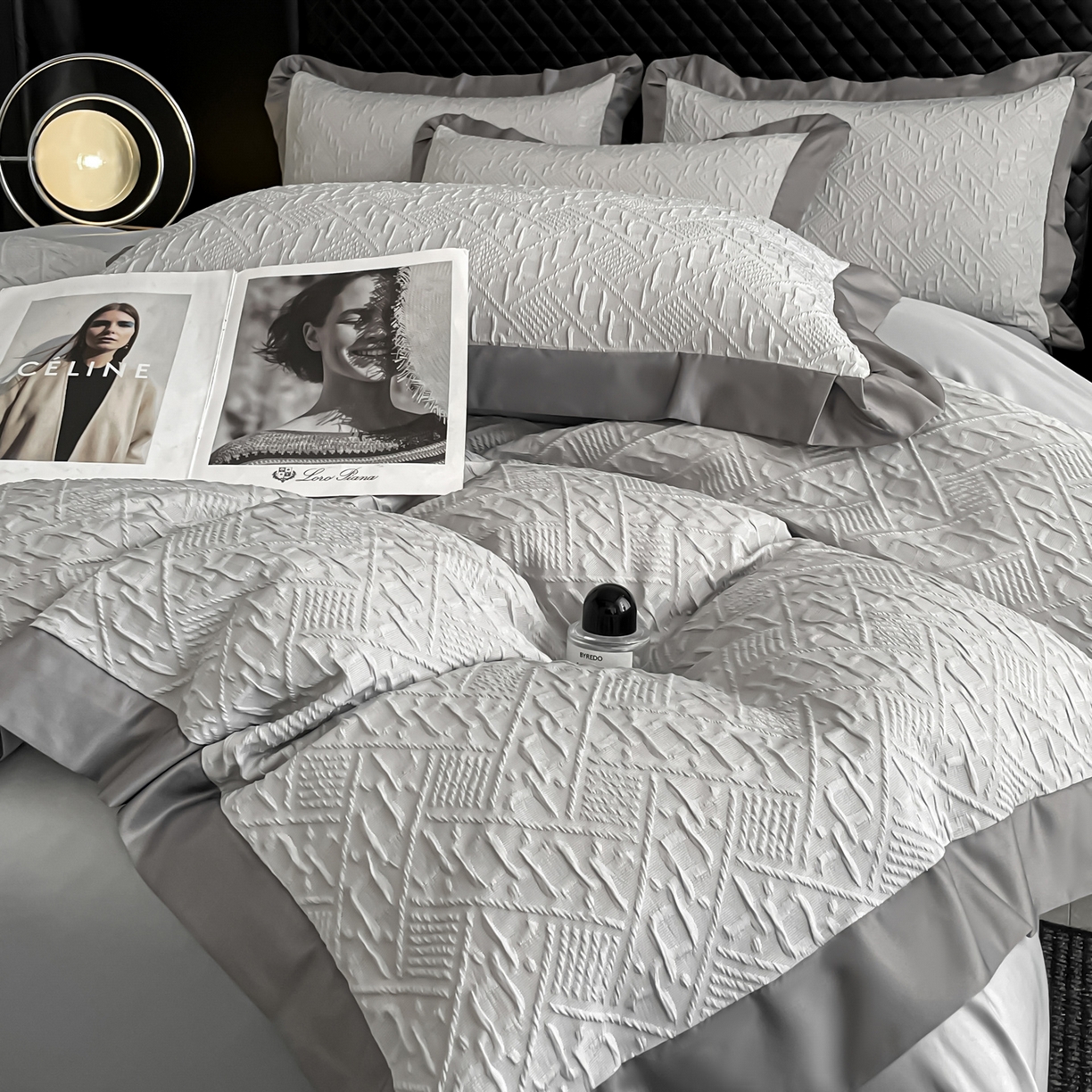 91家纺网 家纺一手货源 找家纺 澳梵家居 2026新款A类法式立体浮雕双层提花水洗冰丝四件套 卢浮宫-浅灰