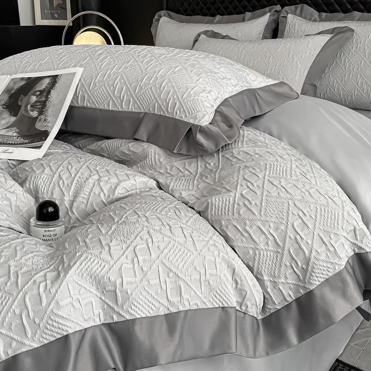 91家纺网 家纺一手货源 找家纺 澳梵家居 2026新款A类法式立体浮雕双层提花水洗冰丝四件套 卢浮宫-浅灰