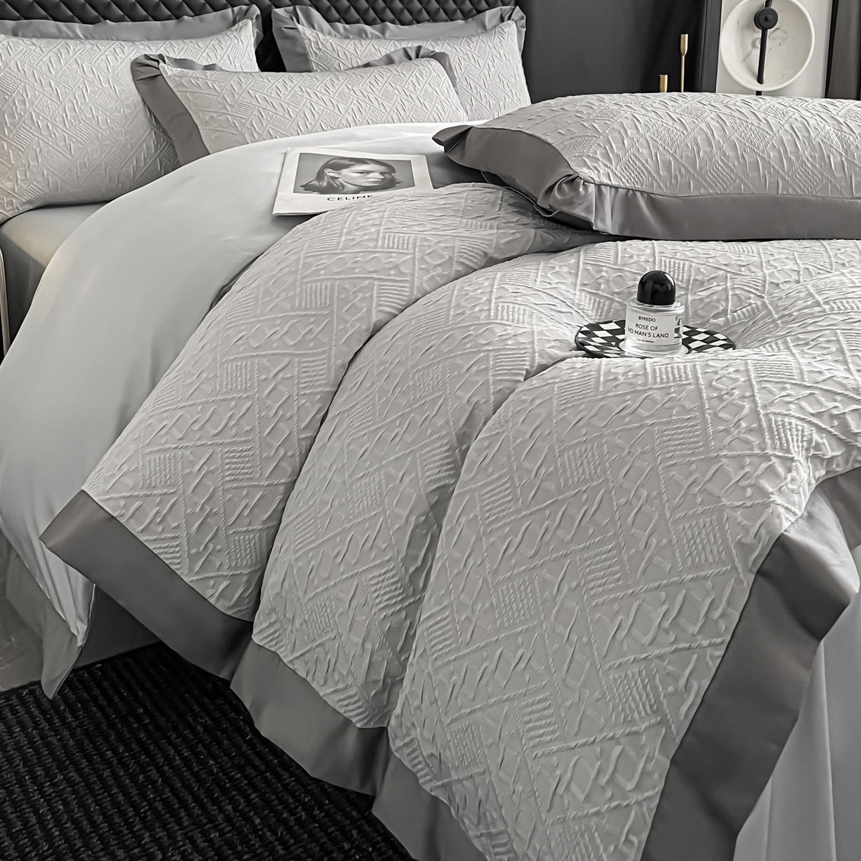 91家纺网 家纺一手货源 找家纺 澳梵家居 2026新款A类法式立体浮雕双层提花水洗冰丝四件套 卢浮宫-浅灰