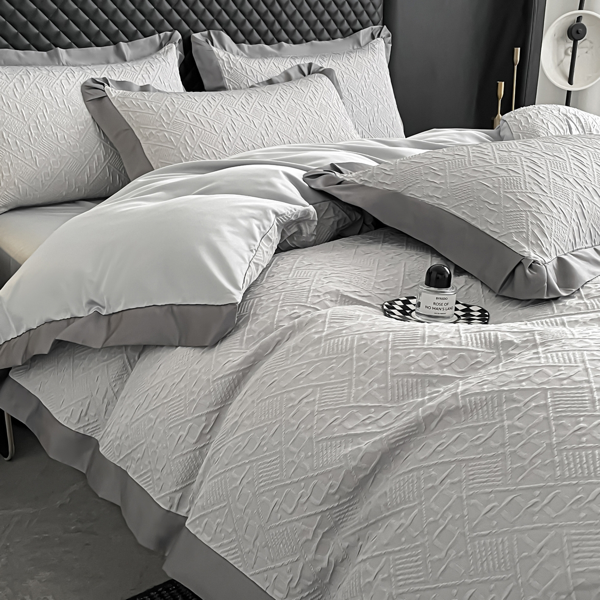 91家纺网 家纺一手货源 找家纺 澳梵家居 2026新款A类法式立体浮雕双层提花水洗冰丝四件套 卢浮宫-浅灰