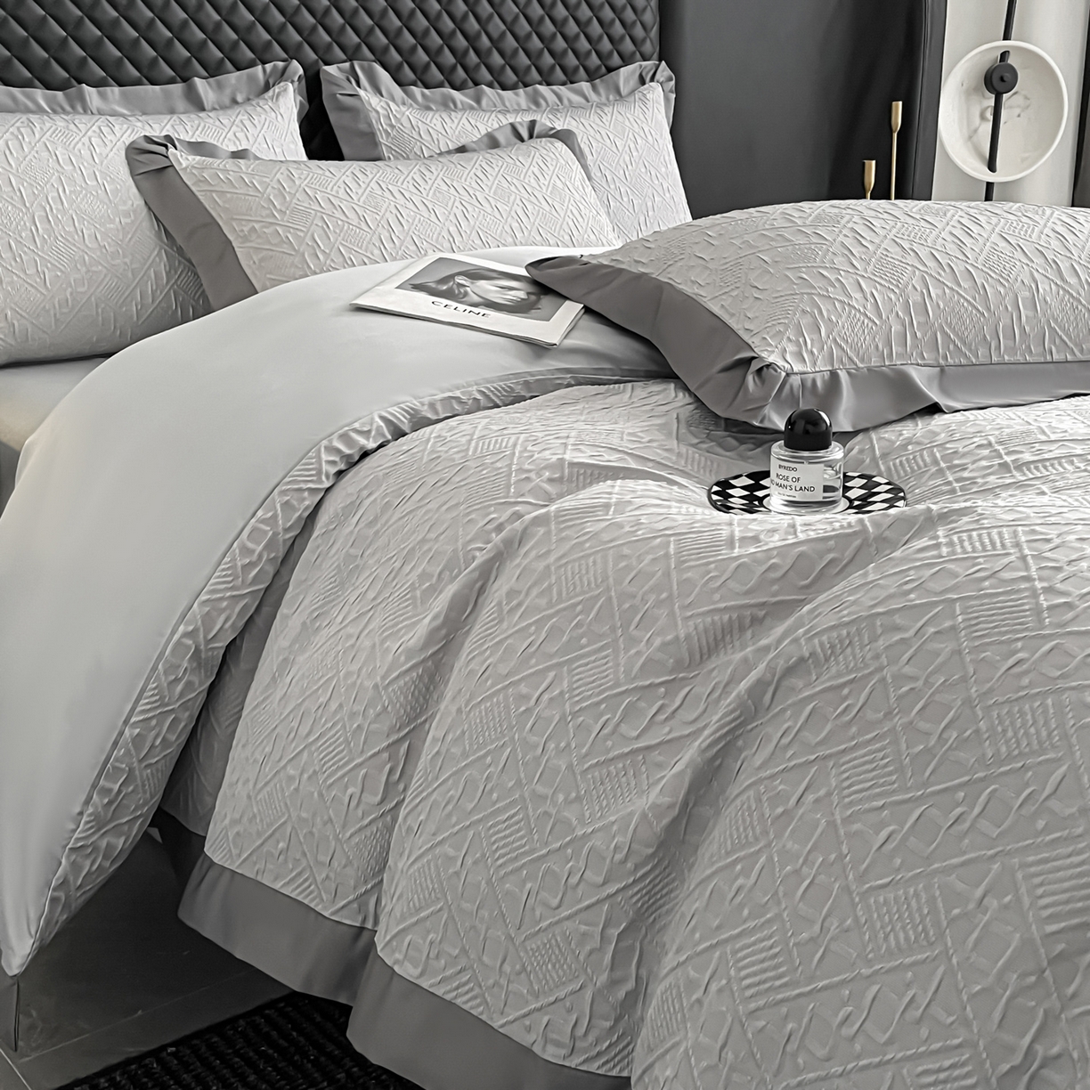 91家纺网 家纺一手货源 找家纺 澳梵家居 2026新款A类法式立体浮雕双层提花水洗冰丝四件套 卢浮宫-浅灰