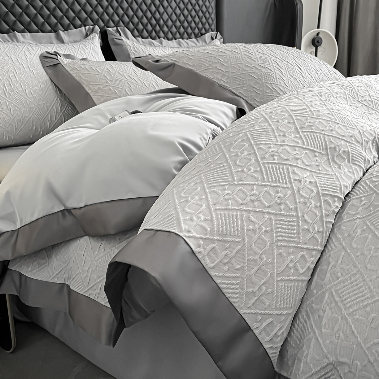 91家纺网 家纺一手货源 找家纺 澳梵家居 2026新款A类法式立体浮雕双层提花水洗冰丝四件套 卢浮宫-浅灰