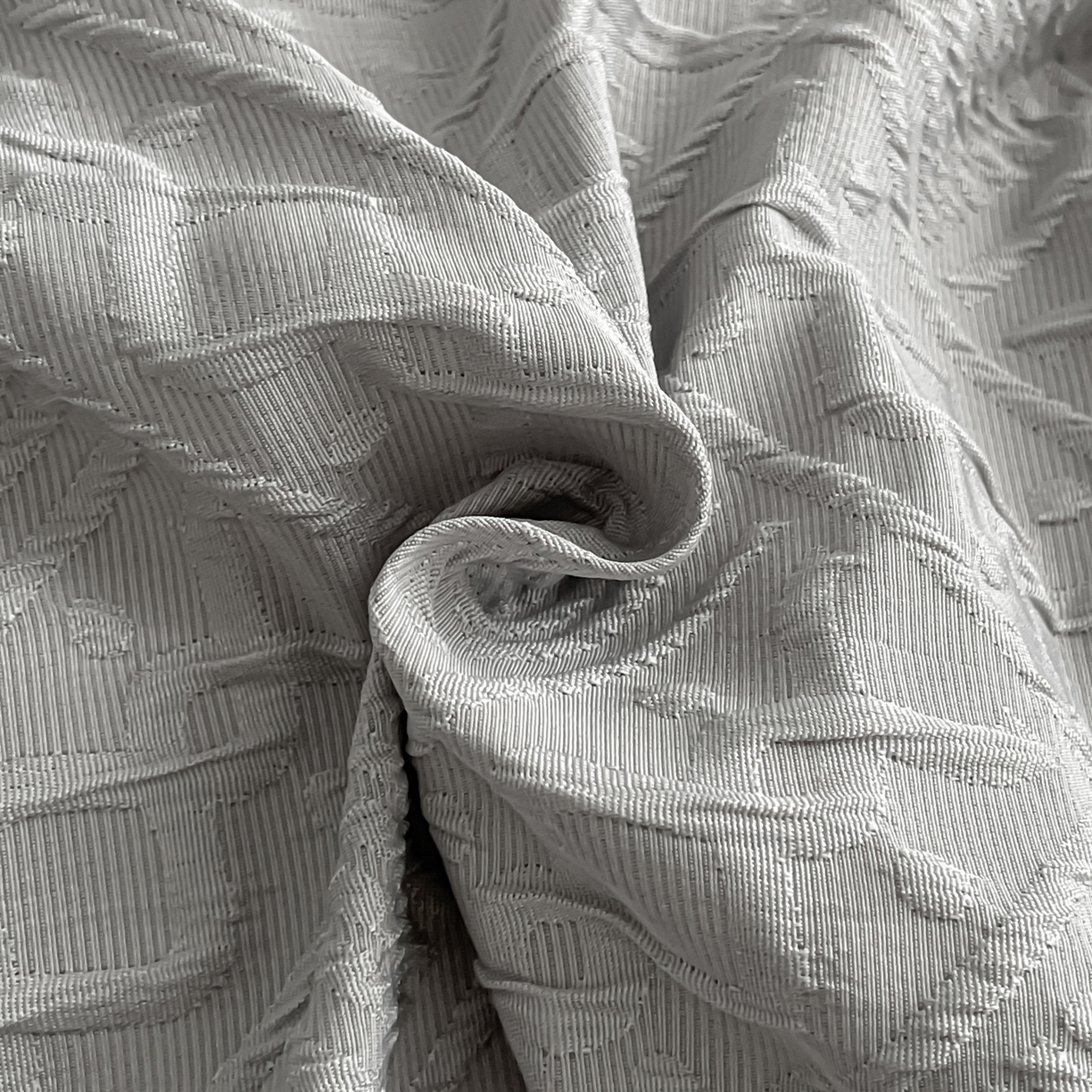 91家纺网 家纺一手货源 找家纺 澳梵家居 2026新款A类法式立体浮雕双层提花水洗冰丝四件套 卢浮宫-浅灰