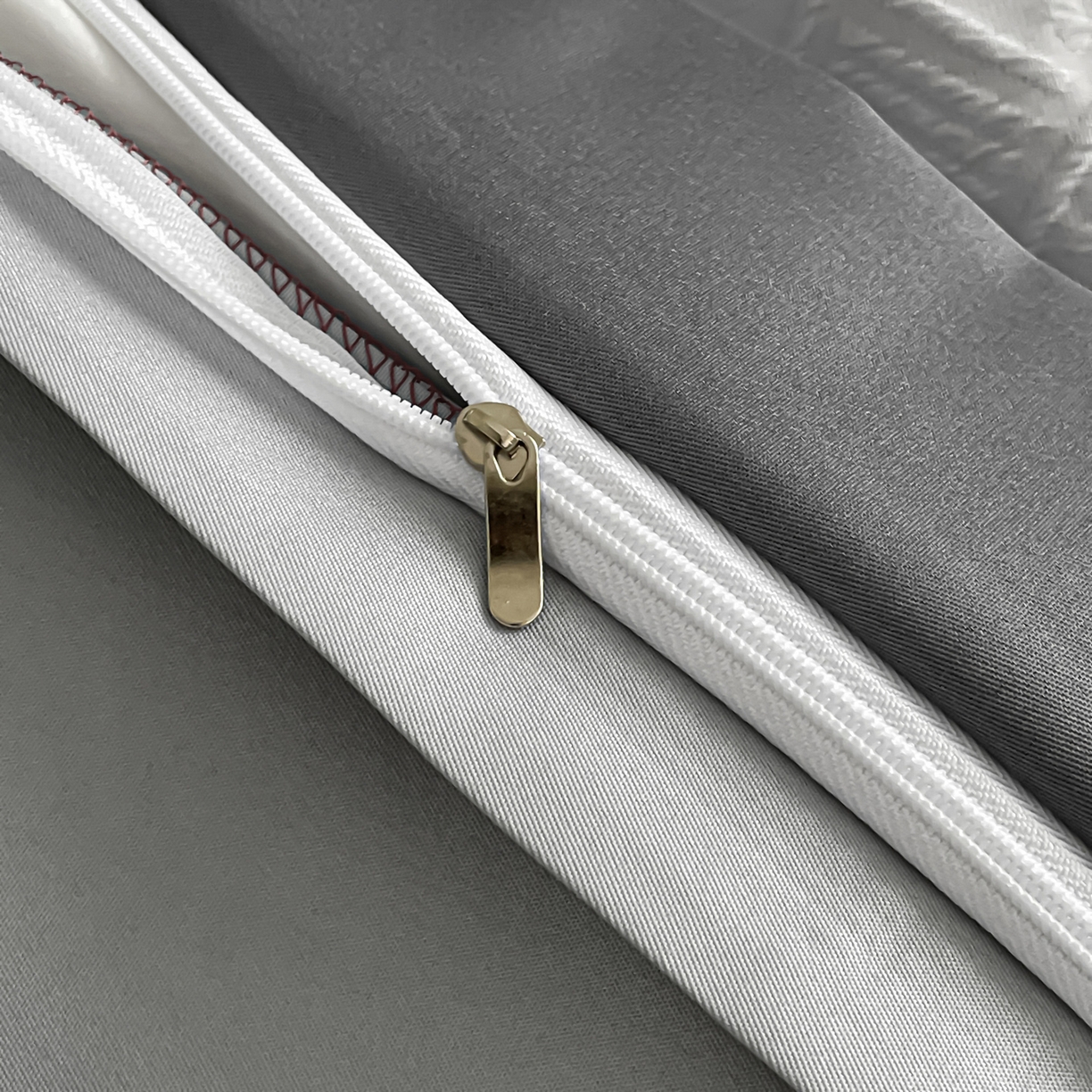 91家纺网 家纺一手货源 找家纺 澳梵家居 2026新款A类法式立体浮雕双层提花水洗冰丝四件套 卢浮宫-浅灰