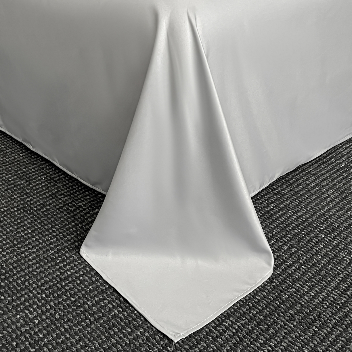 91家纺网 家纺一手货源 找家纺 澳梵家居 2026新款A类法式立体浮雕双层提花水洗冰丝四件套 卢浮宫-浅灰