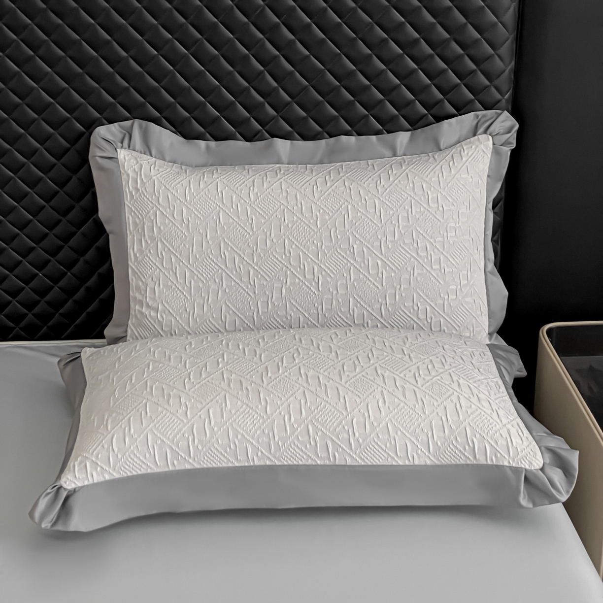 91家纺网 家纺一手货源 找家纺 澳梵家居 2026新款A类法式立体浮雕双层提花水洗冰丝四件套 卢浮宫-浅灰