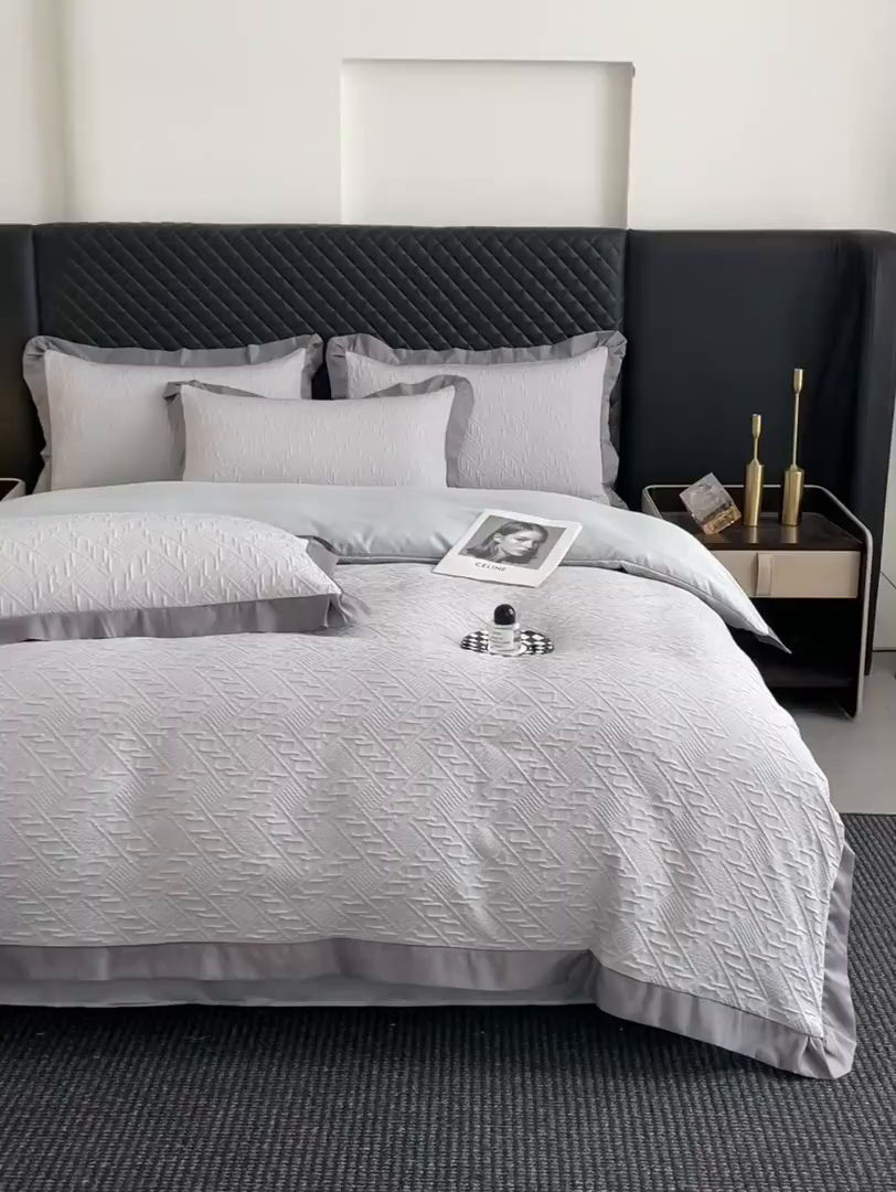 91家纺网 家纺一手货源 找家纺 澳梵家居 2026新款A类法式立体浮雕双层提花水洗冰丝四件套 卢浮宫-浅灰