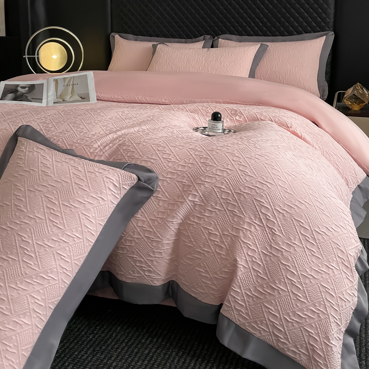 91家纺网 家纺一手货源 找家纺 澳梵家居 2026新款A类法式立体浮雕双层提花水洗冰丝四件套 卢浮宫-桃粉