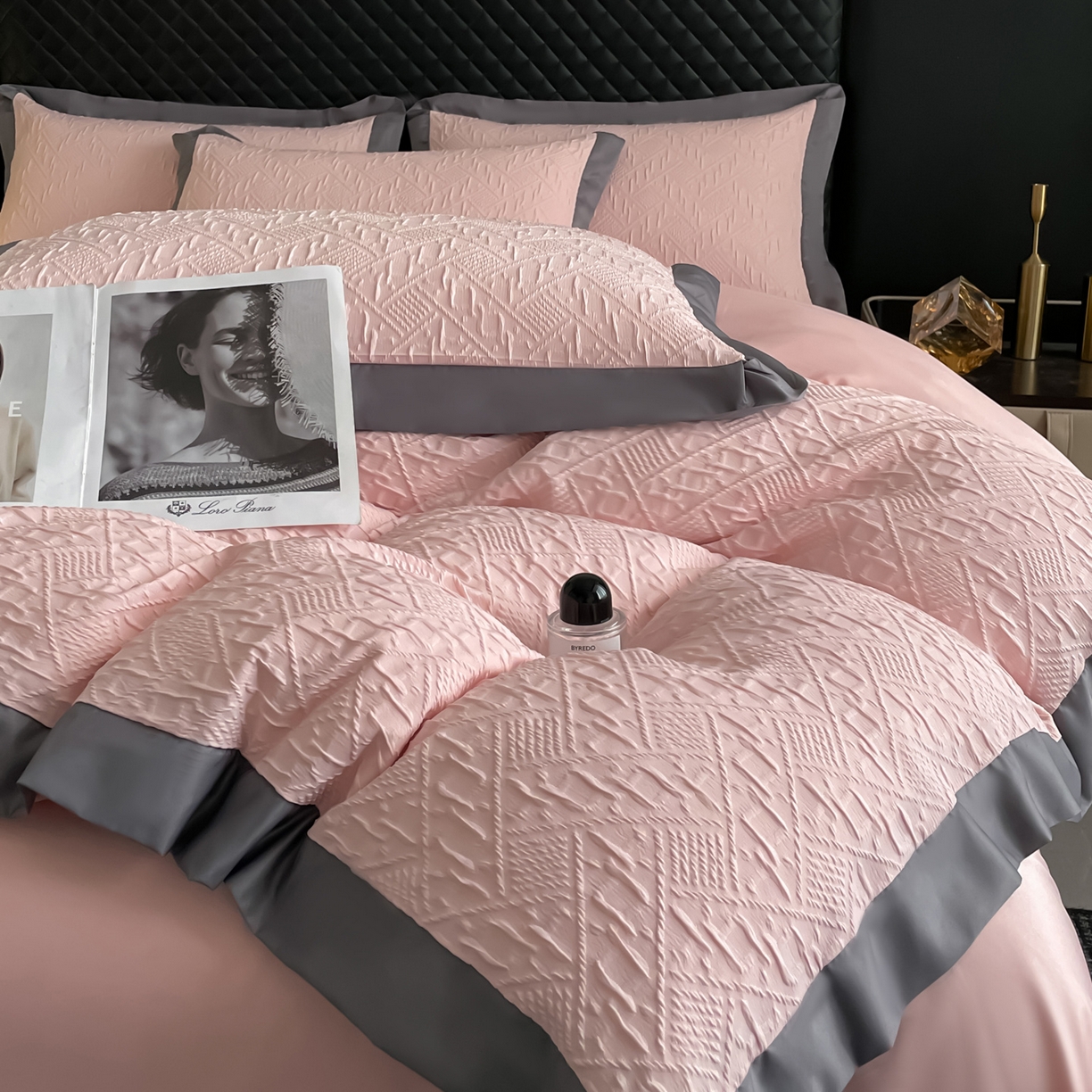 91家纺网 家纺一手货源 找家纺 澳梵家居 2026新款A类法式立体浮雕双层提花水洗冰丝四件套 卢浮宫-桃粉