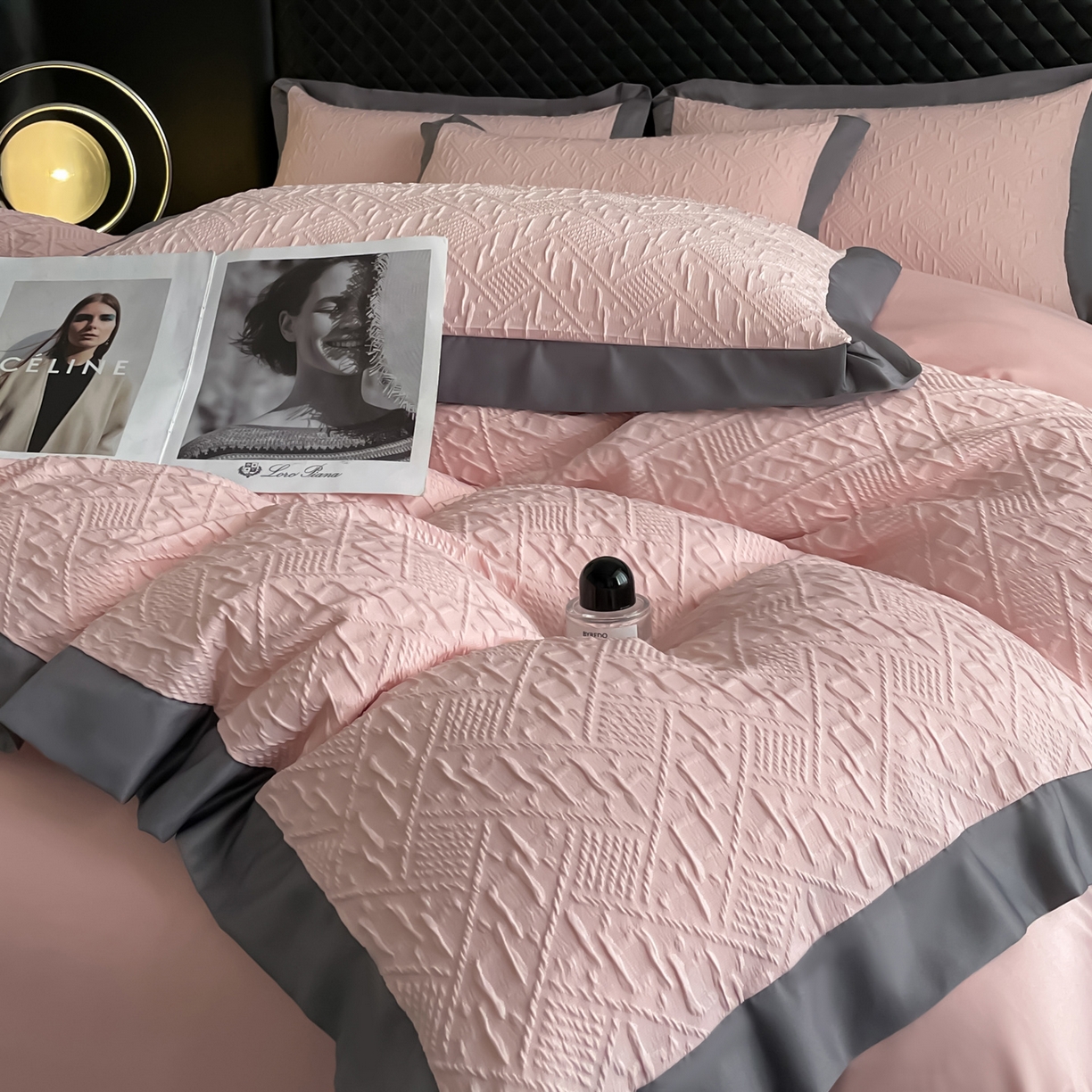 91家纺网 家纺一手货源 找家纺 澳梵家居 2026新款A类法式立体浮雕双层提花水洗冰丝四件套 卢浮宫-桃粉