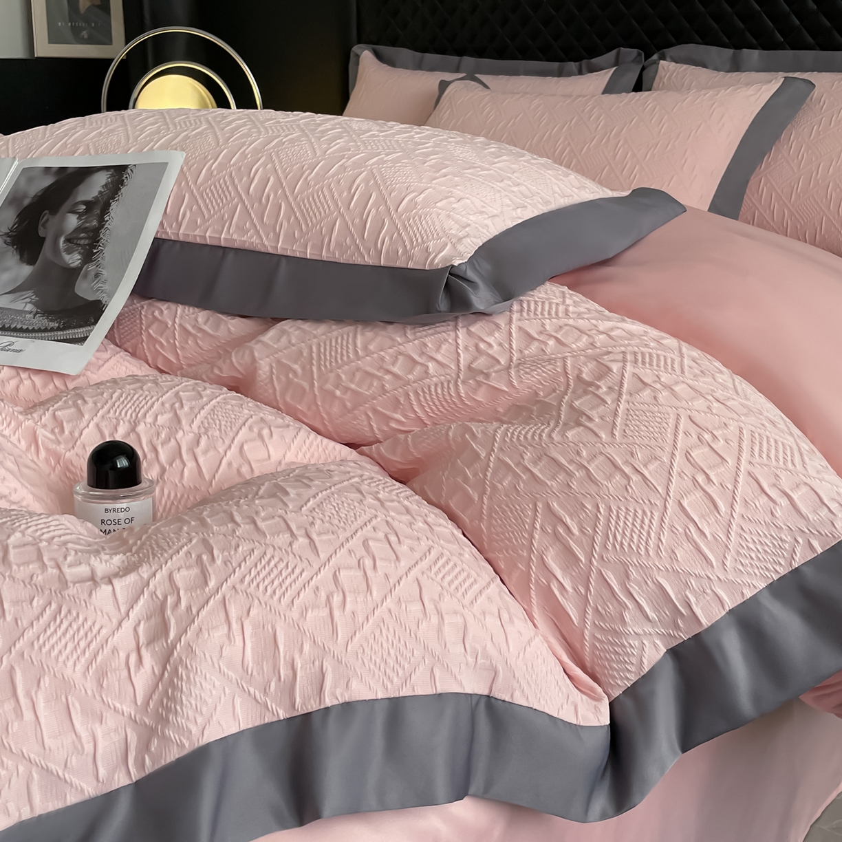 91家纺网 家纺一手货源 找家纺 澳梵家居 2026新款A类法式立体浮雕双层提花水洗冰丝四件套 卢浮宫-桃粉