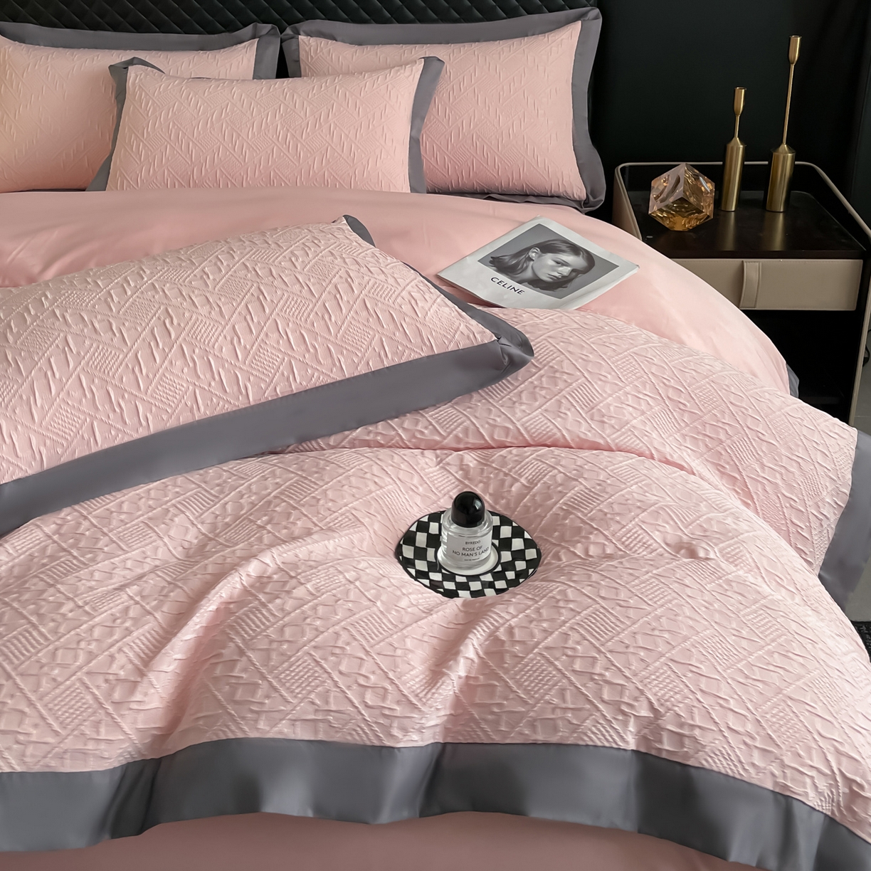 91家纺网 家纺一手货源 找家纺 澳梵家居 2026新款A类法式立体浮雕双层提花水洗冰丝四件套 卢浮宫-桃粉