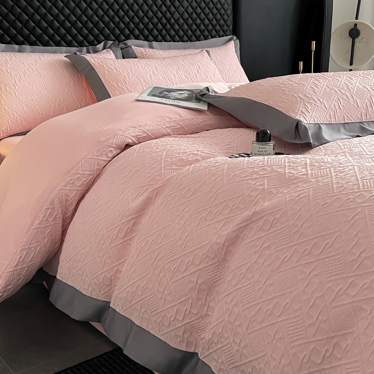 91家纺网 家纺一手货源 找家纺 澳梵家居 2026新款A类法式立体浮雕双层提花水洗冰丝四件套 卢浮宫-桃粉