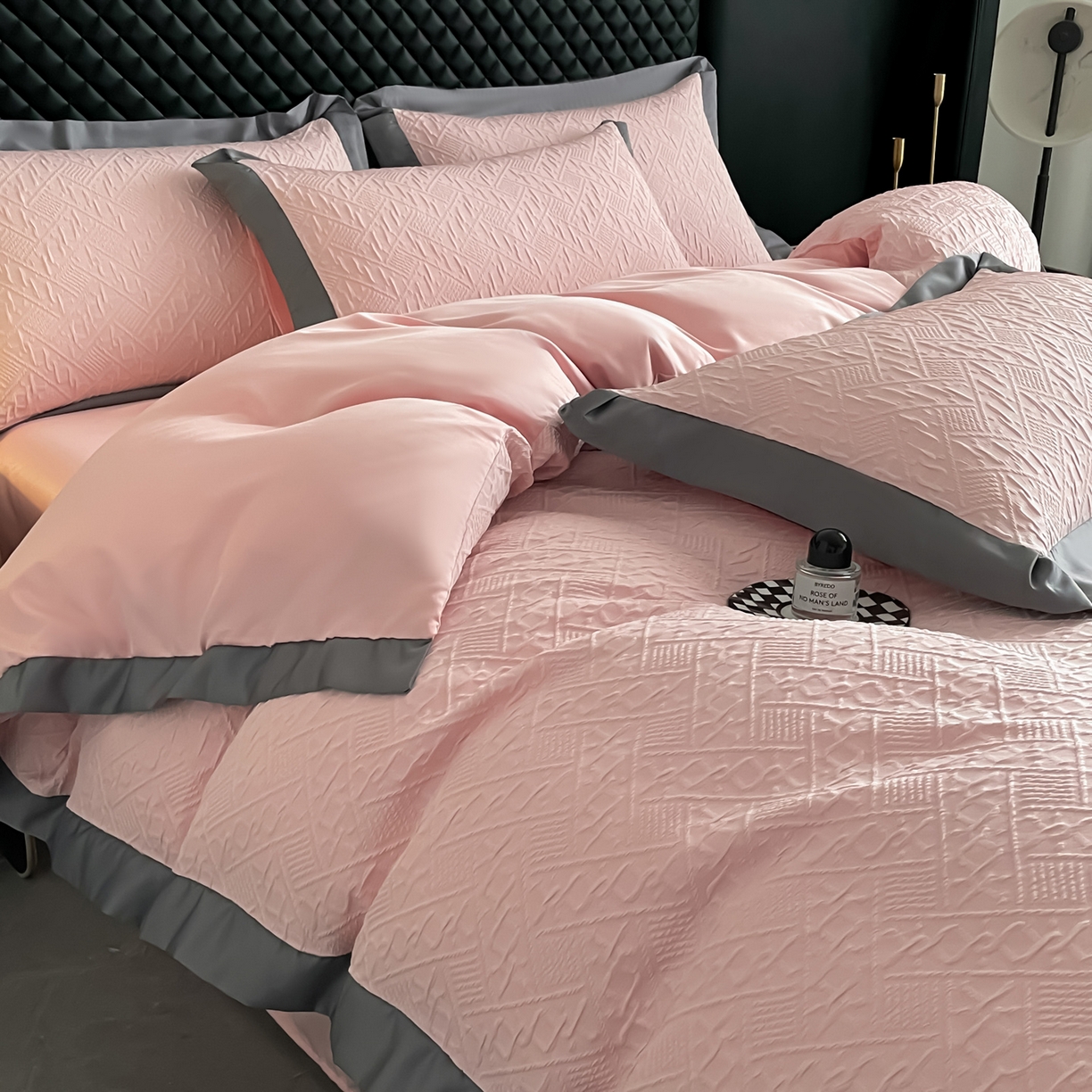 91家纺网 家纺一手货源 找家纺 澳梵家居 2026新款A类法式立体浮雕双层提花水洗冰丝四件套 卢浮宫-桃粉