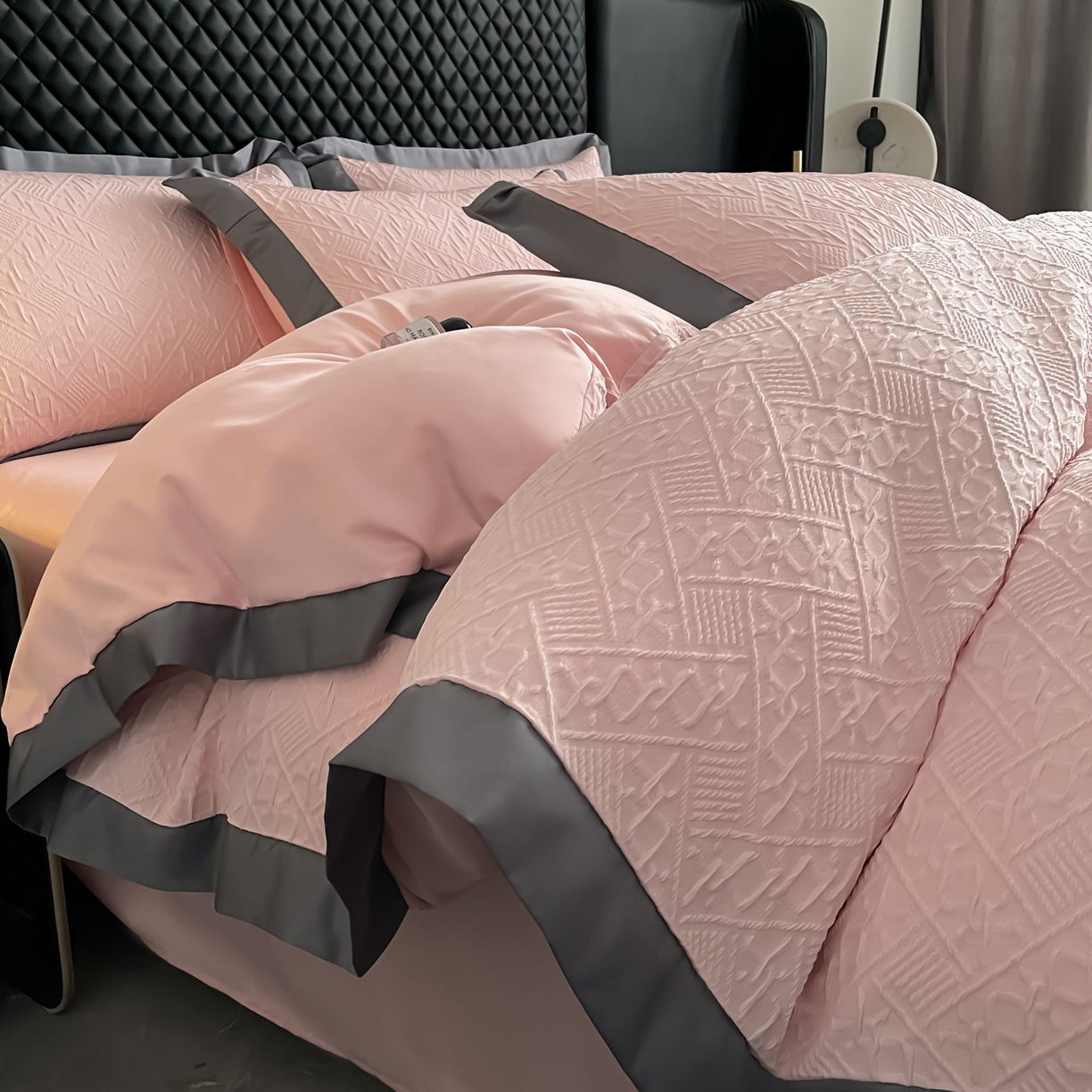 91家纺网 家纺一手货源 找家纺 澳梵家居 2026新款A类法式立体浮雕双层提花水洗冰丝四件套 卢浮宫-桃粉