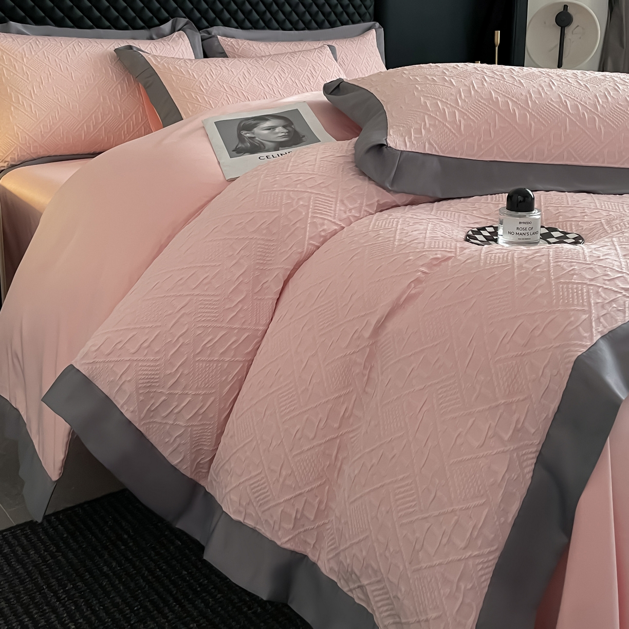 91家纺网 家纺一手货源 找家纺 澳梵家居 2026新款A类法式立体浮雕双层提花水洗冰丝四件套 卢浮宫-桃粉