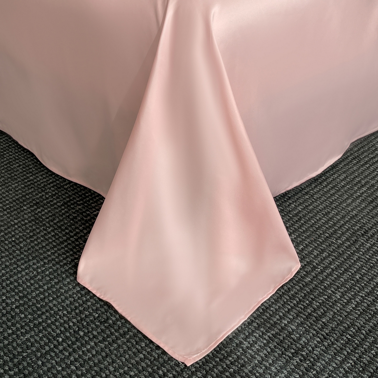 91家纺网 家纺一手货源 找家纺 澳梵家居 2026新款A类法式立体浮雕双层提花水洗冰丝四件套 卢浮宫-桃粉