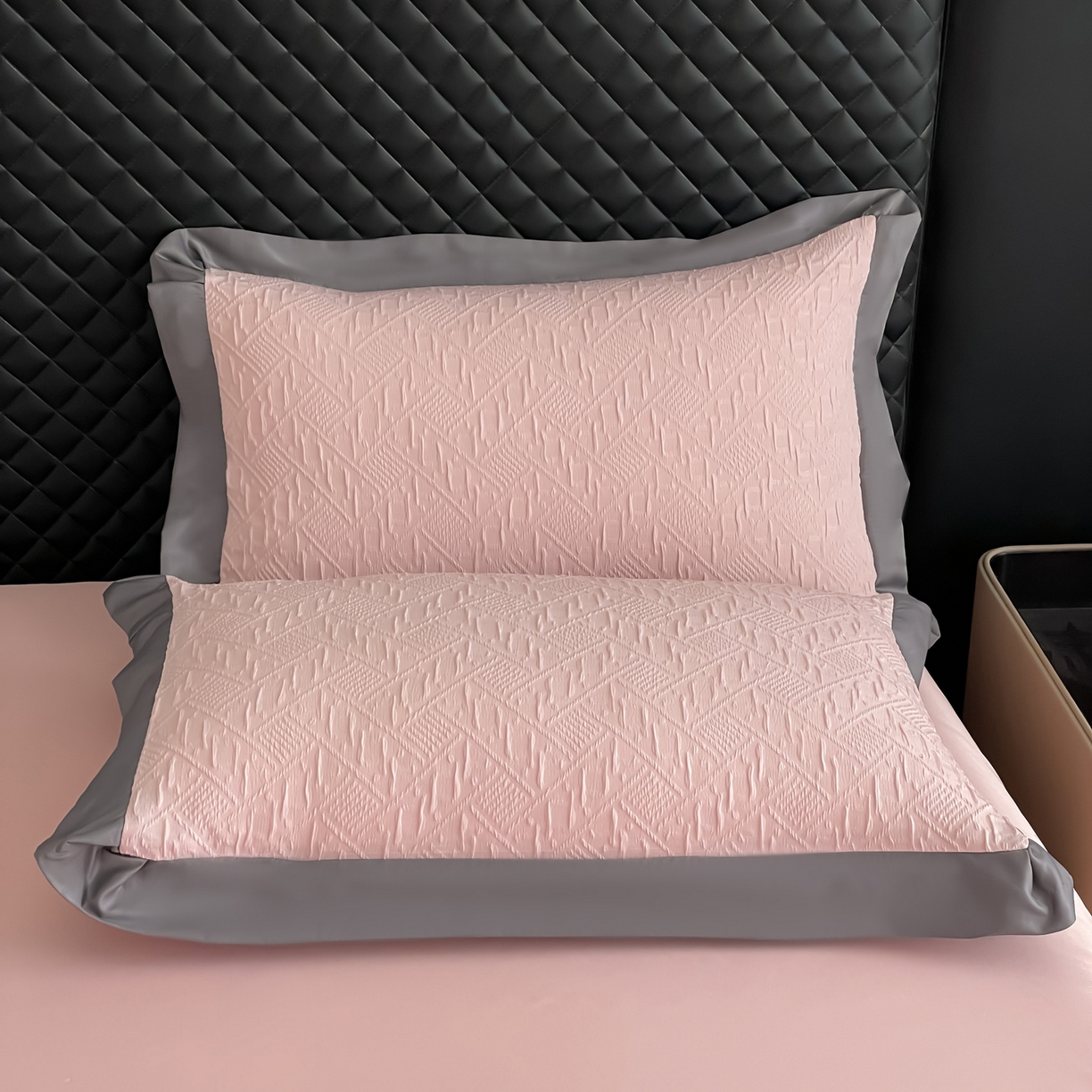 91家纺网 家纺一手货源 找家纺 澳梵家居 2026新款A类法式立体浮雕双层提花水洗冰丝四件套 卢浮宫-桃粉