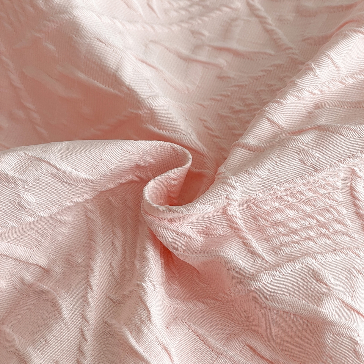 91家纺网 家纺一手货源 找家纺 澳梵家居 2026新款A类法式立体浮雕双层提花水洗冰丝四件套 卢浮宫-桃粉