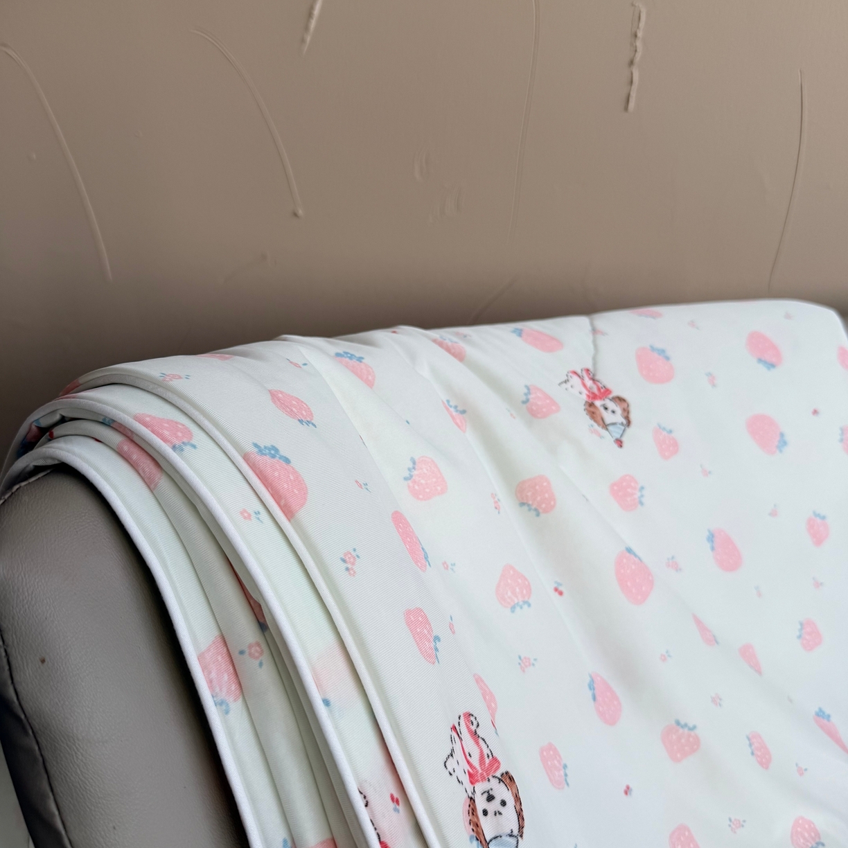 91家纺网 家纺一手货源 找家纺 莱豫家纺 2026春夏新款A类凉感小冰皮夏凉被夏被空调被 小草莓绿