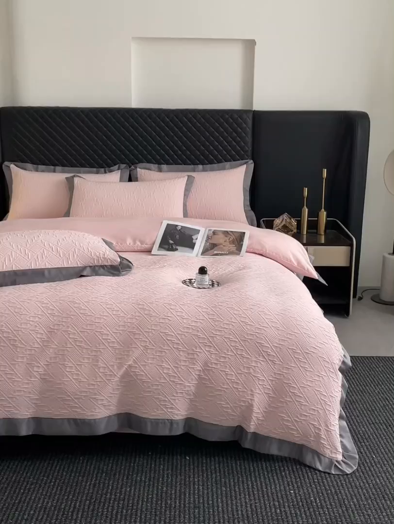 91家纺网 家纺一手货源 找家纺 澳梵家居 2026新款A类法式立体浮雕双层提花水洗冰丝四件套 卢浮宫-桃粉