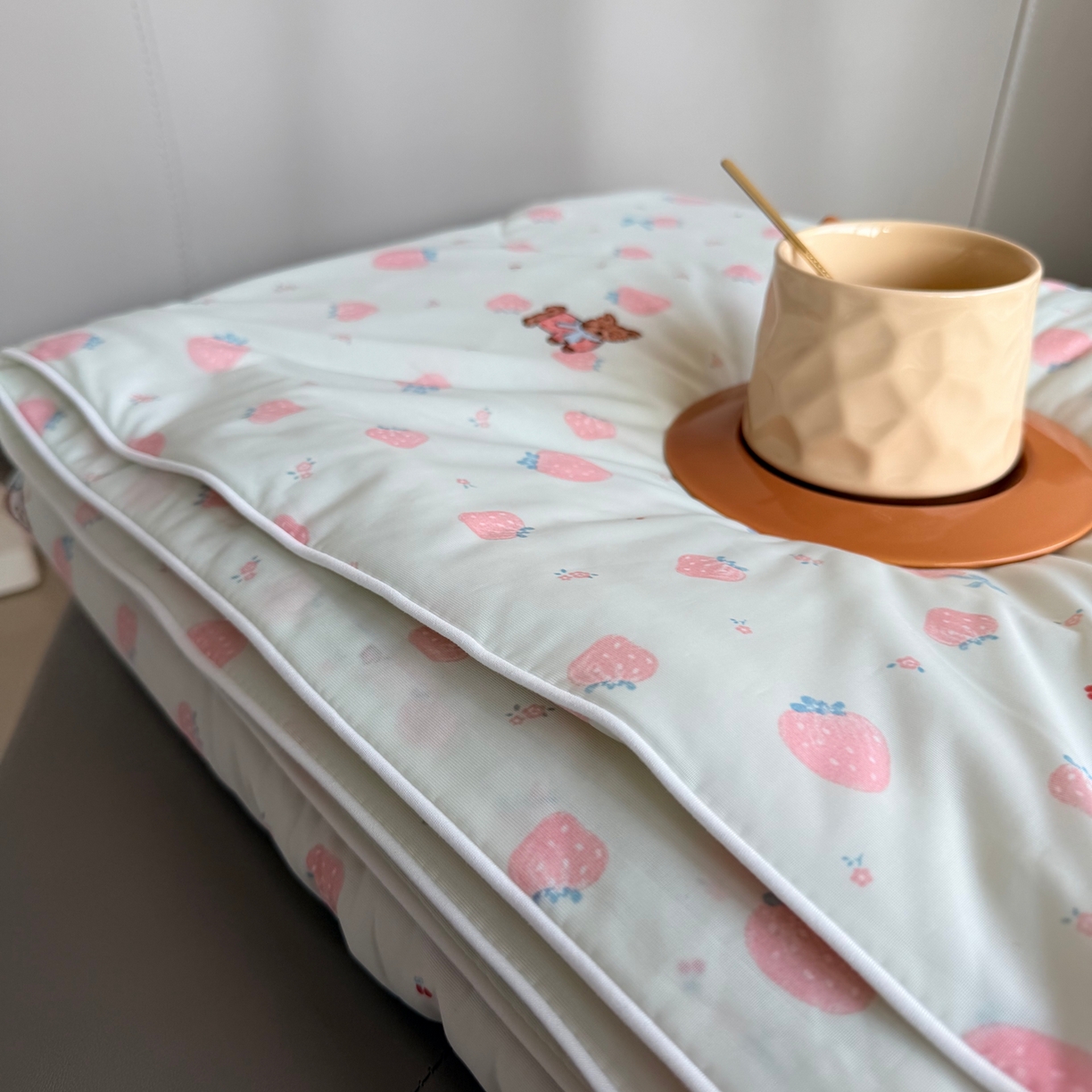 91家纺网 家纺一手货源 找家纺 莱豫家纺 2026春夏新款A类凉感小冰皮夏凉被夏被空调被 小草莓绿