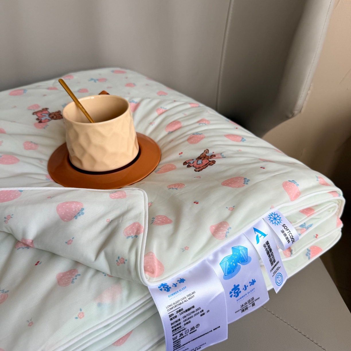 91家纺网 家纺一手货源 找家纺 莱豫家纺 2026春夏新款A类凉感小冰皮夏凉被夏被空调被 小草莓绿