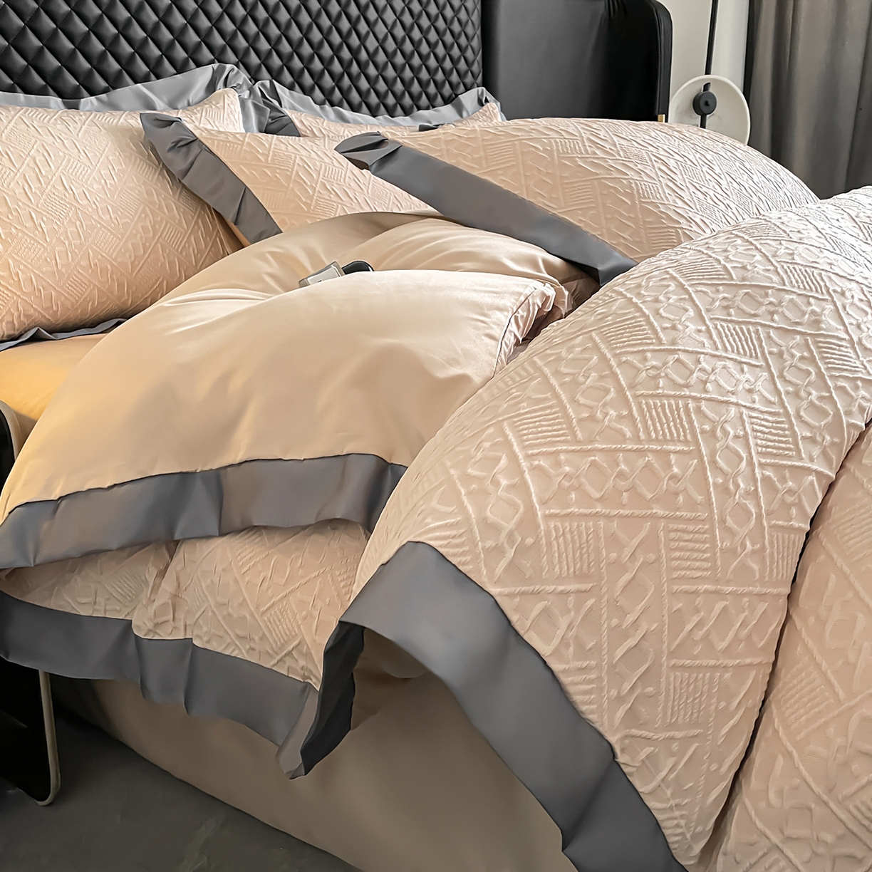 91家纺网 家纺一手货源 找家纺 澳梵家居 2026新款A类法式立体浮雕双层提花水洗冰丝四件套 卢浮宫-香槟