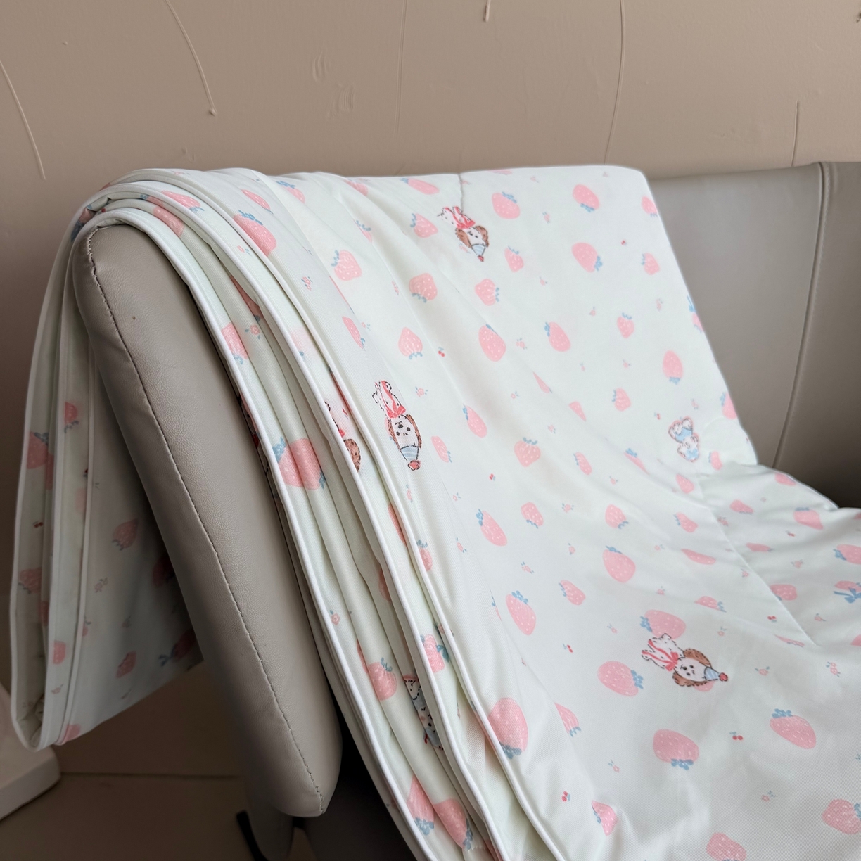 91家纺网 家纺一手货源 找家纺 莱豫家纺 2026春夏新款A类凉感小冰皮夏凉被夏被空调被 小草莓绿