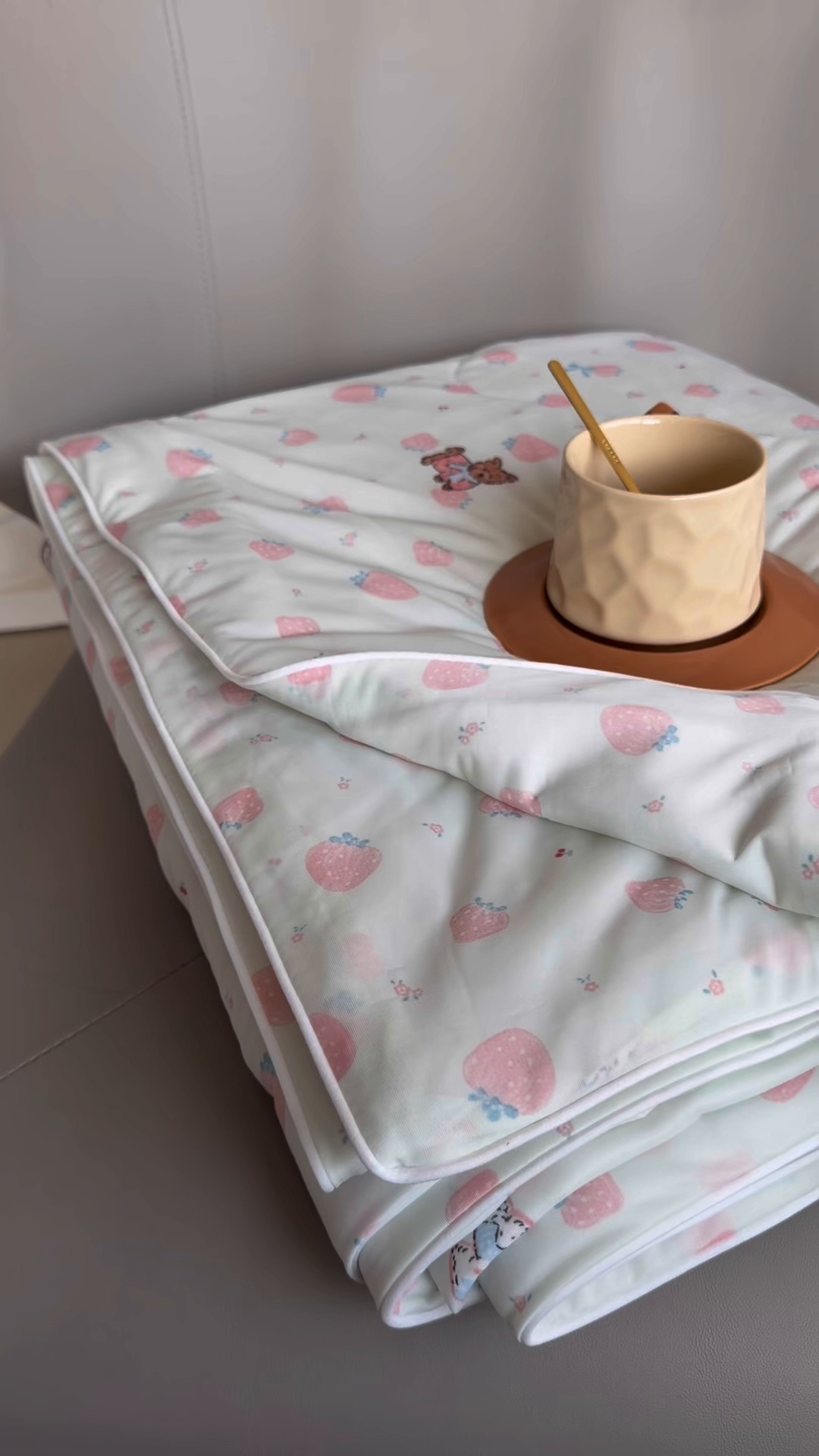 91家纺网 家纺一手货源 找家纺 莱豫家纺 2026春夏新款A类凉感小冰皮夏凉被夏被空调被 小草莓绿