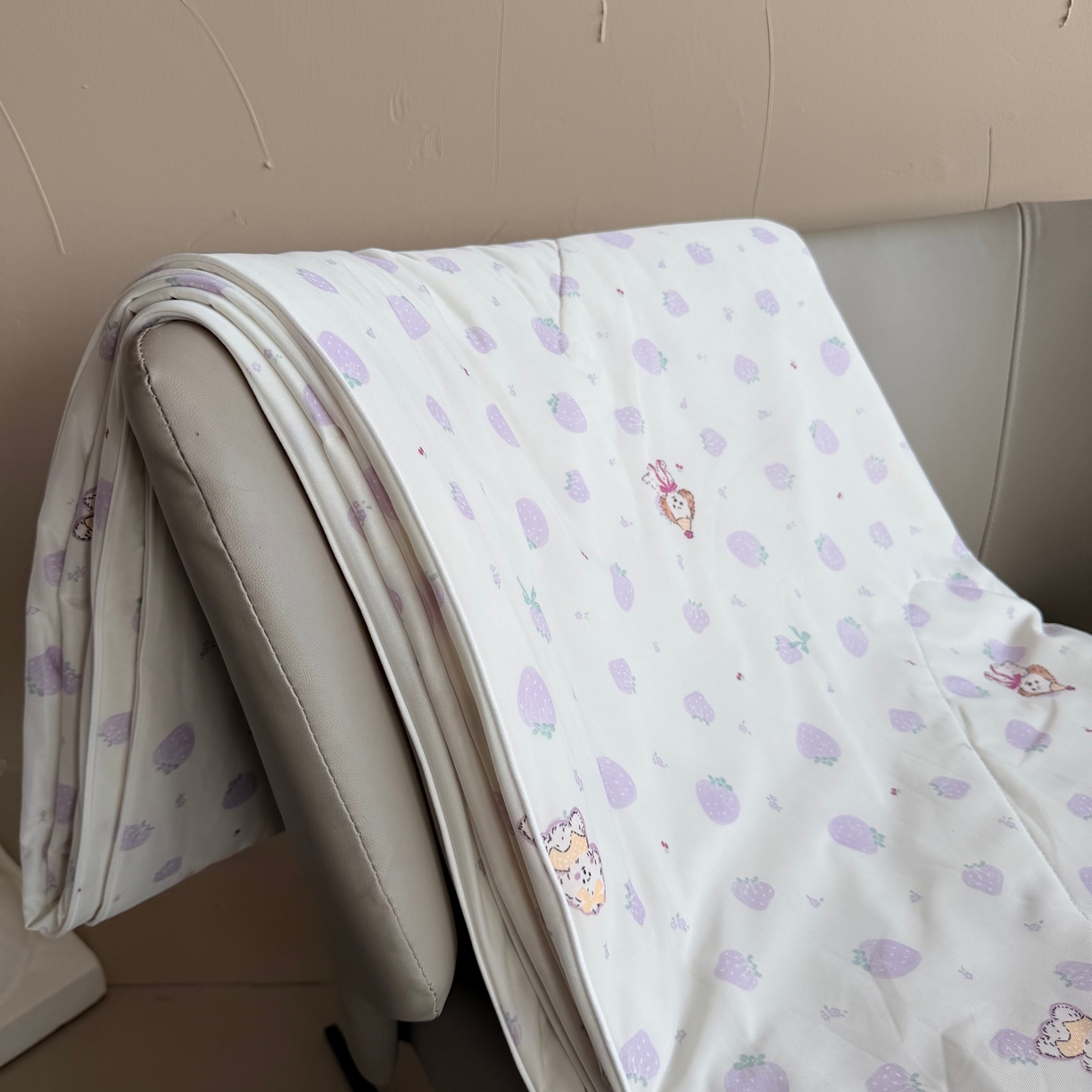 91家纺网 家纺一手货源 找家纺 莱豫家纺 2026春夏新款A类凉感小冰皮夏凉被夏被空调被 小草莓紫