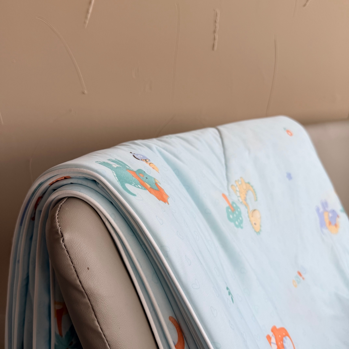 91家纺网 家纺一手货源 找家纺 莱豫家纺 2026春夏新款A类凉感小冰皮夏凉被夏被空调被 小恐龙