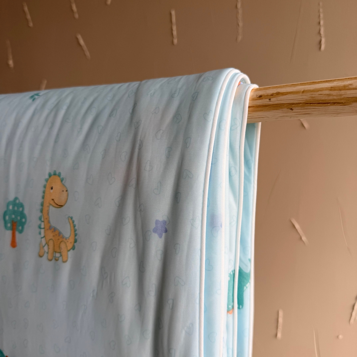 91家纺网 家纺一手货源 找家纺 莱豫家纺 2026春夏新款A类凉感小冰皮夏凉被夏被空调被 小恐龙