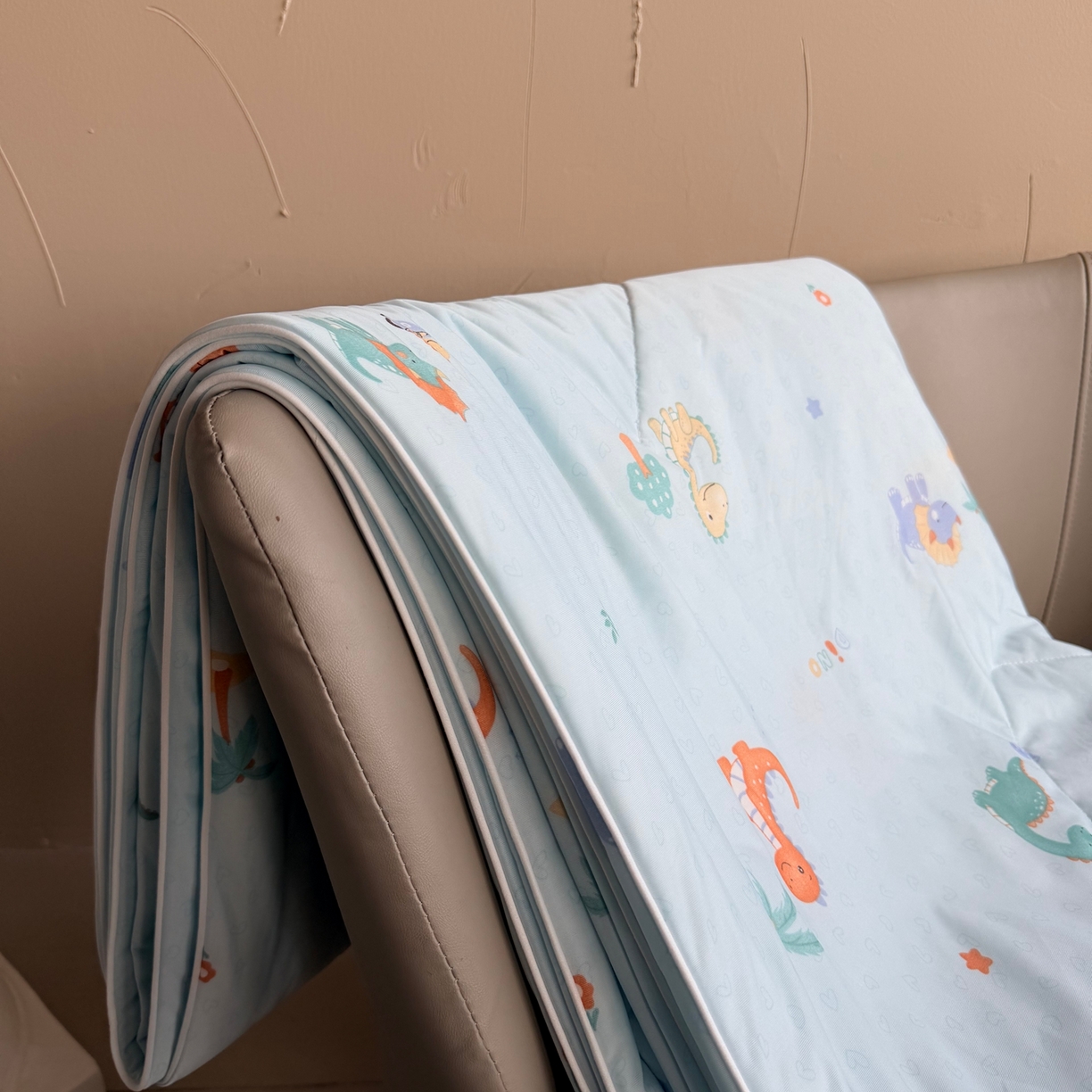 91家纺网 家纺一手货源 找家纺 莱豫家纺 2026春夏新款A类凉感小冰皮夏凉被夏被空调被 小恐龙