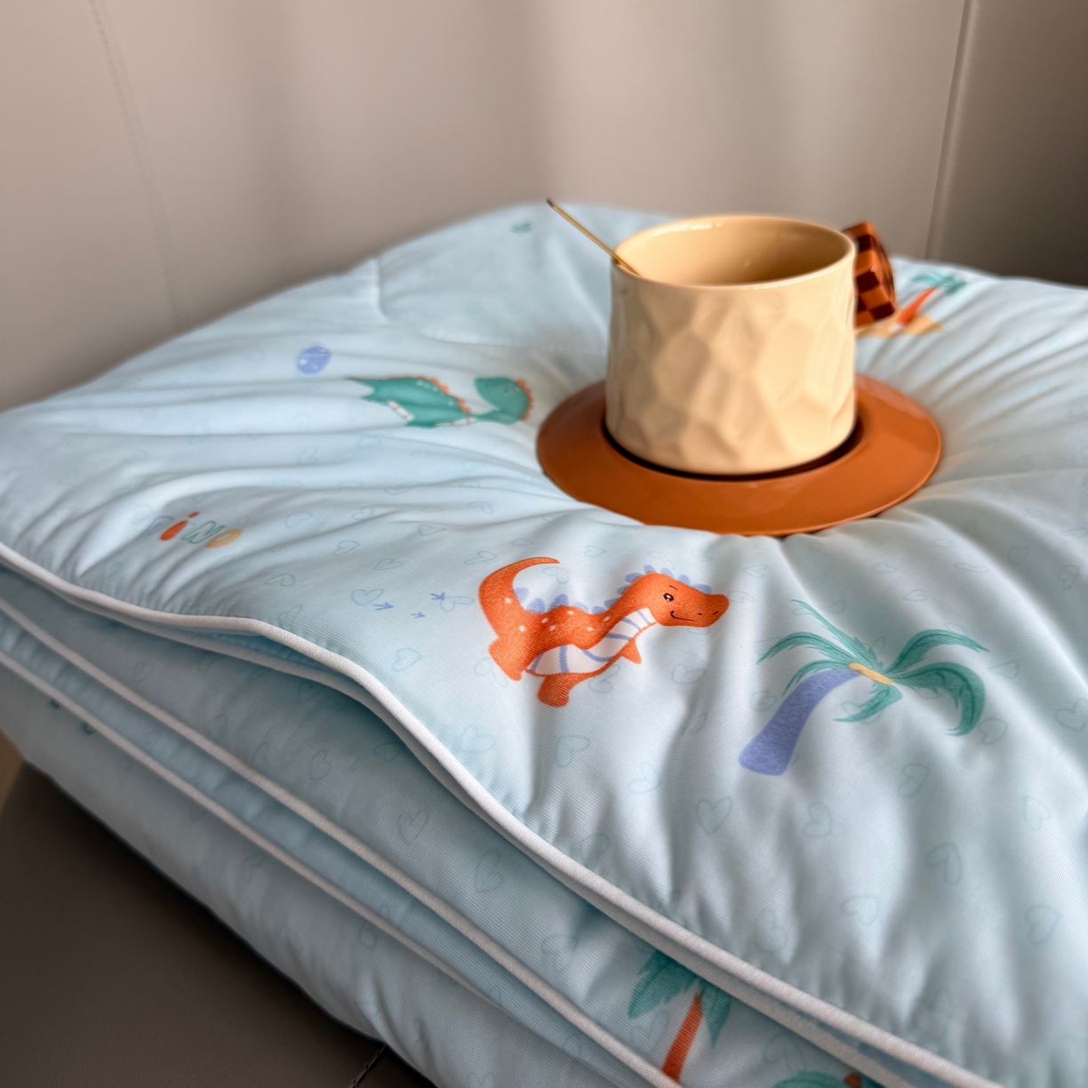 91家纺网 家纺一手货源 找家纺 莱豫家纺 2026春夏新款A类凉感小冰皮夏凉被夏被空调被 小恐龙