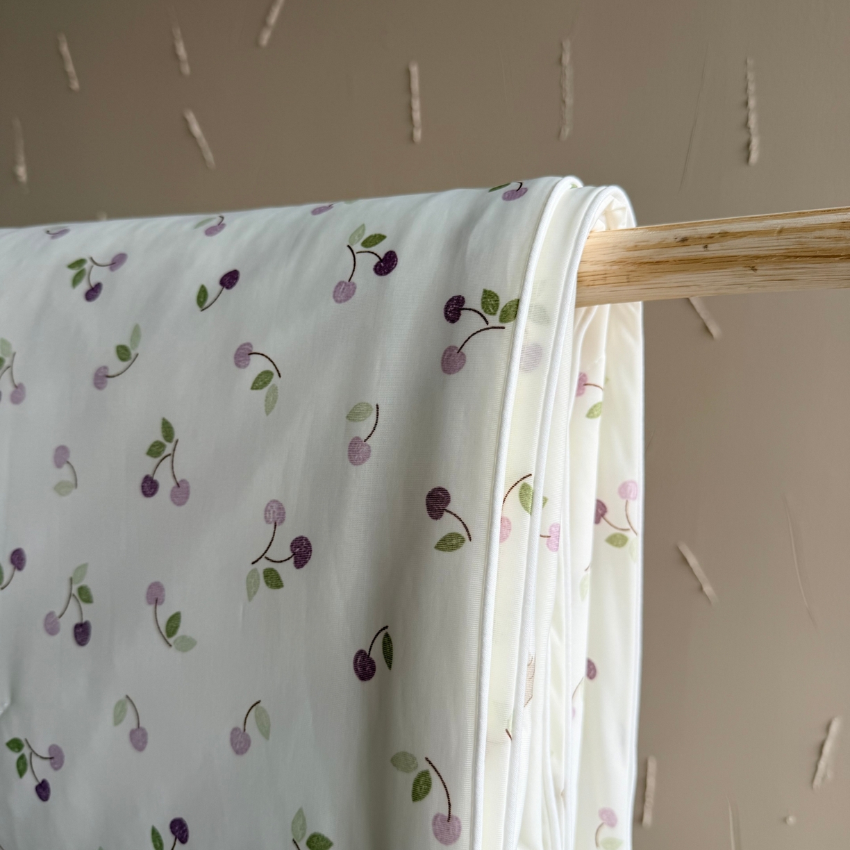 91家纺网 家纺一手货源 找家纺 莱豫家纺 2026春夏新款A类凉感小冰皮夏凉被夏被空调被 小樱桃