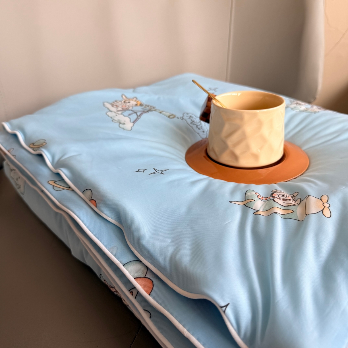 91家纺网 家纺一手货源 找家纺 莱豫家纺 2026春夏新款A类凉感小冰皮夏凉被夏被空调被 宇航员