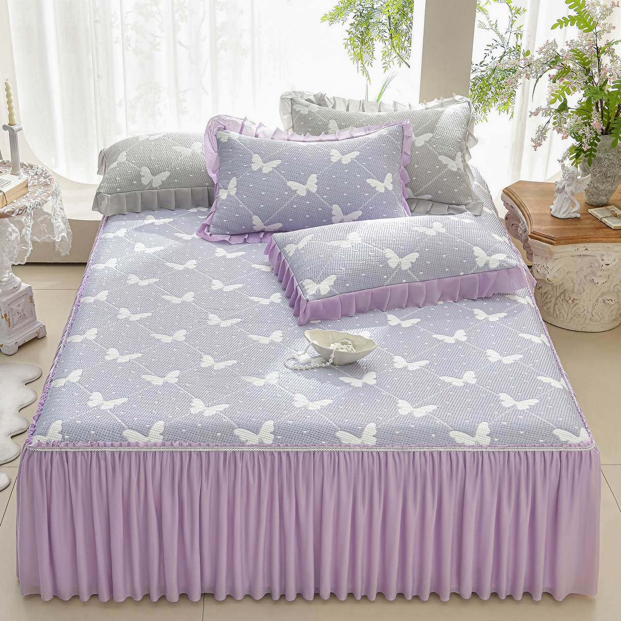 91家纺网 家纺一手货源 找家纺 绘萱家居 2026春夏新款530克PE100%提花冰凉豆豆床裙款凉席席子空调软席 蝶儿轻舞-紫